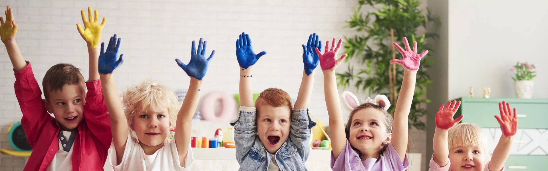 dzieci z pomalowanymi dłońmi